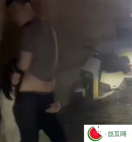 青州古城小巷 情侶野戰視頻爆火全網!中午在彌河帳篷打野戰 還淡定與路人聊天-吃瓜網